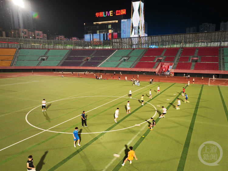 位居首位, 正在进行赛, 让这群大部 位居首位, 正在进行赛, 让这群大部