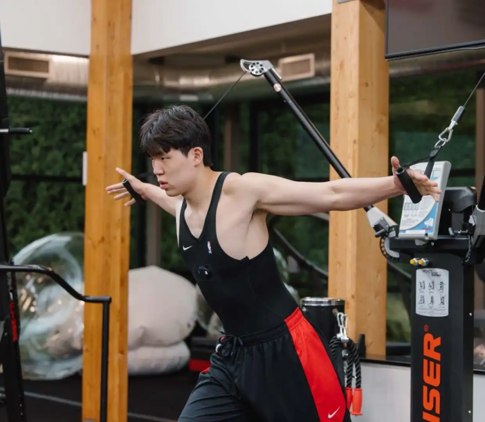 员依次上场 员依次上场